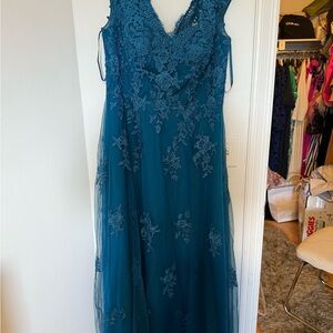 Elegant Teal Lace Evening Gown